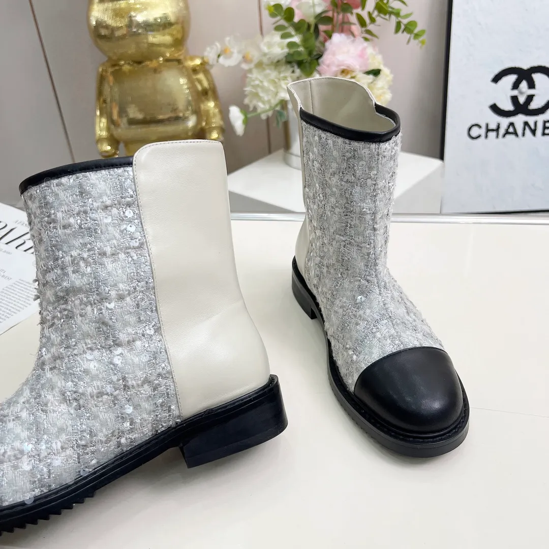 👟👟Ex-factory price 720👟👟 High version of Chanel CHANEL, 🌞🌞🌞Xiaoxiang’s latest 2025 autumn and winter short boots, a must-have item for this autumn and winter season! ! Ms. Chanel loves simple yet irresistible combinations to show her unique style. Mix and match freely to shine⚡Follow Grandma’s fashion steps! ! ! The top-notch craftsmanship and texture are perfectly presented. No matter any details, you can compare them with the counters. The best quality products can be entered and exited from the counters at will! ❶Fabric: imported sheepskin with customized fabrics ❷Lining: sheepskin lining ❸Foot pads: sheepskin ❹Outsole: original molded sole ❺Heel height: 3.5cm ❻Boot shaft height: total height 7 inches ❼Number: 35-40 (40 and 41 are customized and cannot be returned)